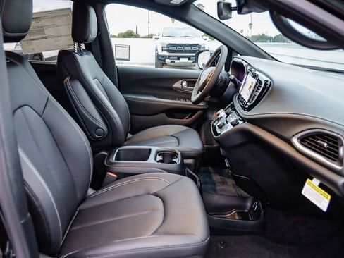 New 2026 Chrysler Pacifica Select image 17