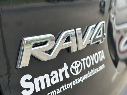 Used 2021 Toyota RAV4 LE AWD/4WD image 8