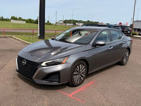 Used 2023 Nissan Altima 2.5 SV FWD image 2