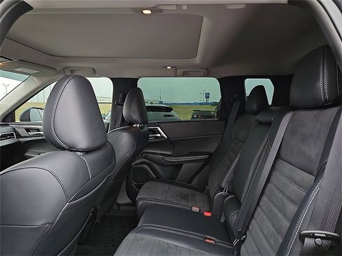 Used 2024 Mitsubishi Outlander SE image 17