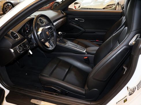 Used 2021 Porsche 718 Cayman image 4