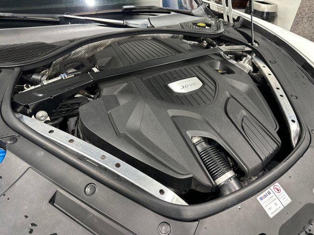 Used 2018 Porsche Panamera 4 AWD/4WD image 9