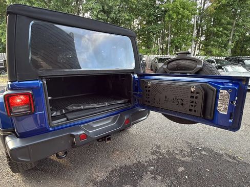 Used 2018 Jeep Wrangler Unlimited Sahara AWD/4WD image 36