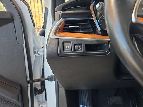 Certified 2024 Cadillac XT5 Premium Luxury w/ LPO, Premium Carpet Package FWD image 18