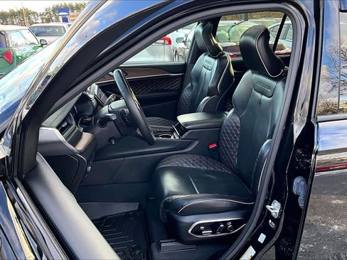 Used 2022 Jeep Grand Cherokee Summit w/ Luxury Tech Group V image 9