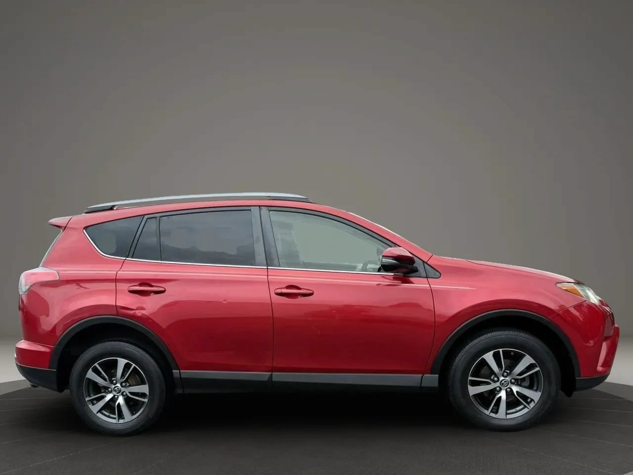 Used 2017 Toyota RAV4 XLE FWD image 2