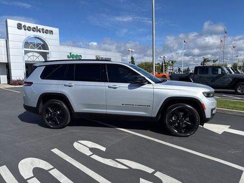 Used 2023 Jeep Grand Cherokee L Laredo image 3