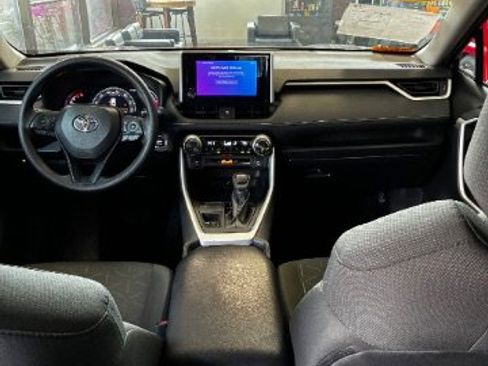 Used 2024 Toyota RAV4 XLE w/ Convenience Package FWD image 16