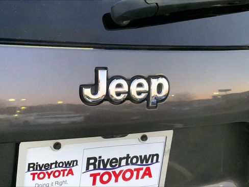 Used 2020 Jeep Cherokee Latitude Lux w/ Comfort/Convenience Group image 9