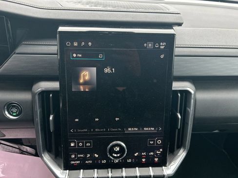 Used 2025 GMC Acadia Elevation w/ Elevation Premium Package AWD/4WD image 17