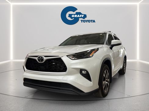 Used 2023 Toyota Highlander XLE AWD/4WD image 1