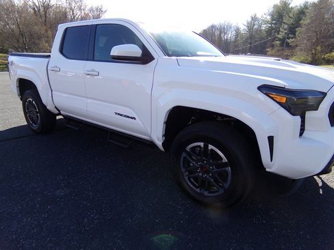Used 2024 Toyota Tacoma TRD Sport AWD/4WD image 5