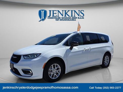 Used 2024 Chrysler Pacifica Touring-L image 2