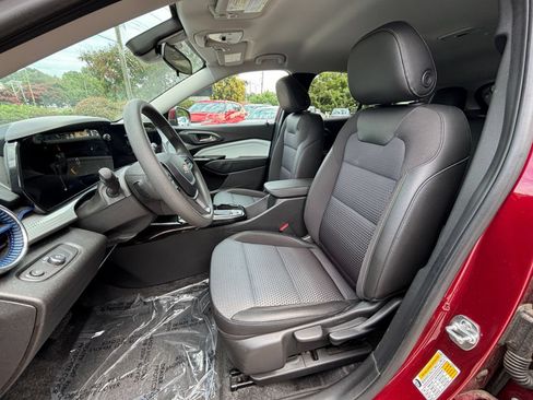 Used 2025 Chevrolet Trax LT FWD image 31