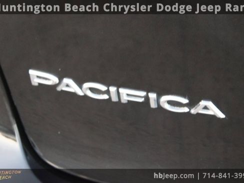 Used 2023 Chrysler Pacifica Touring-L image 7