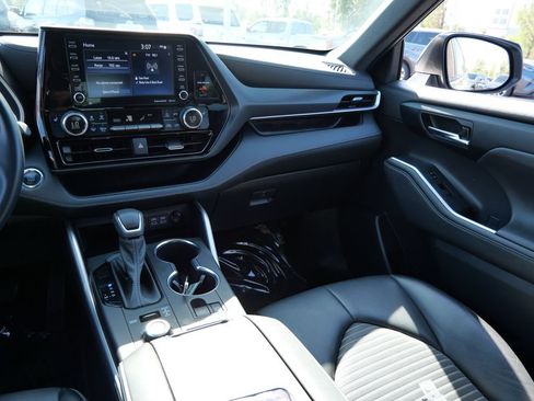 Used 2022 Toyota Highlander XSE AWD/4WD image 14