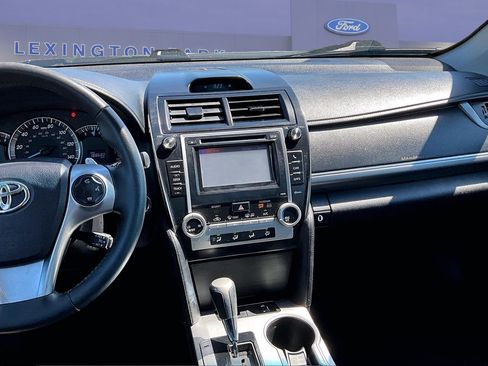 Used 2014 Toyota Camry SE w/ Leather Package FWD image 9