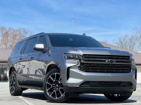 Used 2022 Chevrolet Suburban RST w/ Sport Performance Package image 3