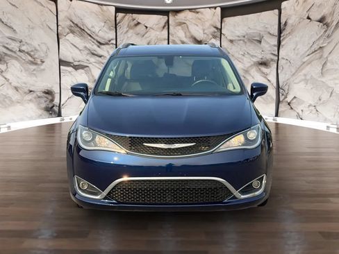 Used 2020 Chrysler Pacifica Touring-L FWD image 2