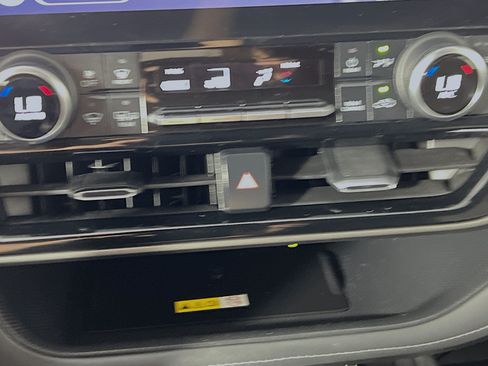 Used 2023 Toyota Highlander XLE FWD image 26