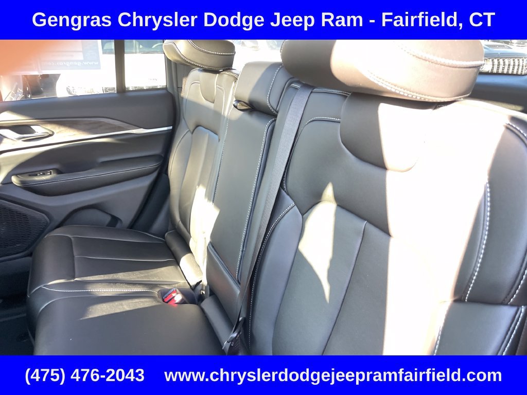 Used 2025 Jeep Grand Cherokee Limited AWD/4WD image 40