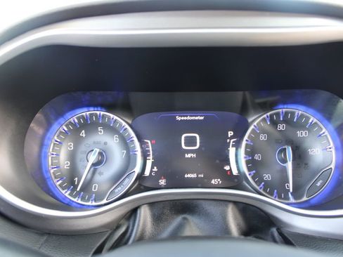 Used 2024 Chrysler Pacifica Touring-L image 34