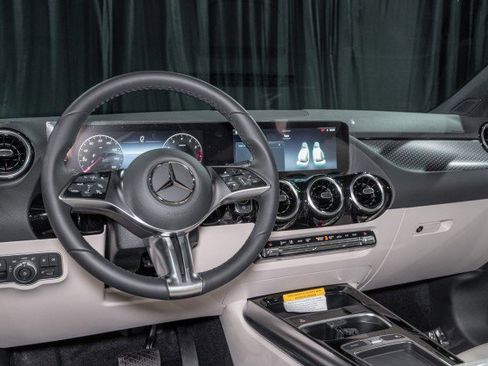 New 2025 Mercedes-Benz GLA 250 4MATIC image 17