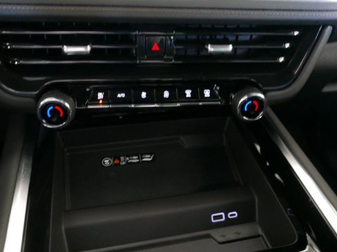 Used 2025 Chevrolet Suburban High Country AWD/4WD image 44