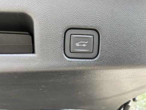 Used 2025 GMC Acadia Elevation image 39