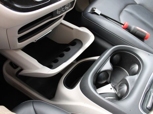 Used 2024 Chrysler Pacifica Touring-L image 27