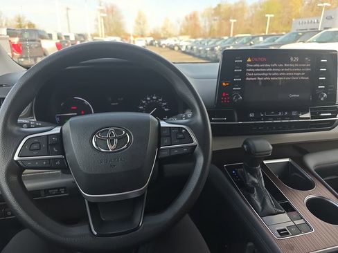 Used 2021 Toyota Sienna LE image 23