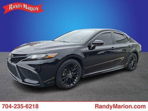 Used 2021 Toyota Camry SE FWD image 1