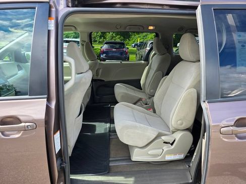Used 2018 Toyota Sienna LE AWD/4WD image 17