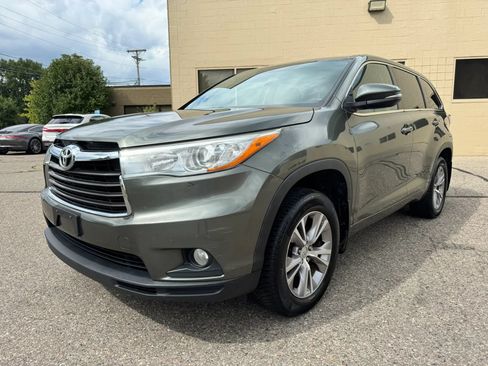 Used 2015 Toyota Highlander Plus AWD/4WD image 3