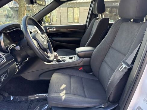 Used 2019 Jeep Grand Cherokee Laredo AWD/4WD image 14