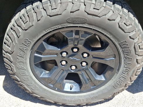 Used 2018 Chevrolet Silverado 1500 LTZ Z71 w/ LTZ Plus Package AWD/4WD image 27