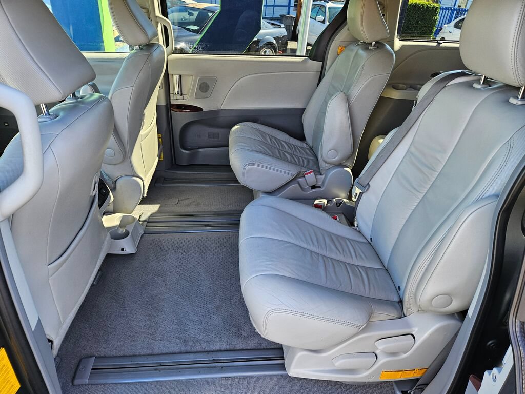 Used 2011 Toyota Sienna XLE w/ Premium Pkg FWD image 13