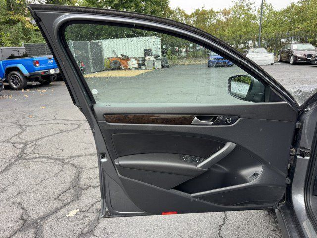 Used 2015 Volkswagen Passat TDI SEL Premium FWD image 19