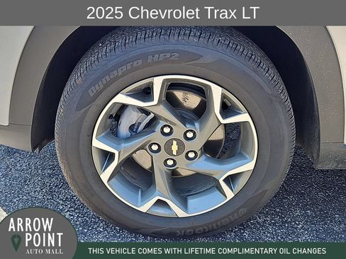 Used 2025 Chevrolet Trax LT w/ LT Convenience Package FWD image 16