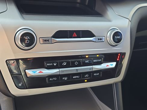 Used 2022 Ford Explorer XLT w/ Equipment Group 202A image 27