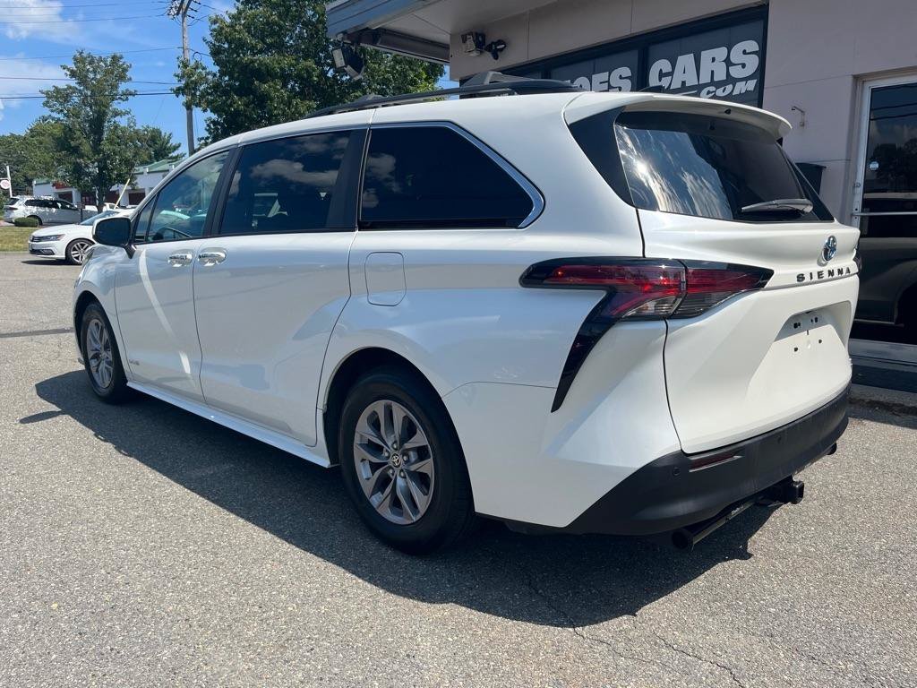 Used 2021 Toyota Sienna XLE w/ XLE Plus Package FWD image 2