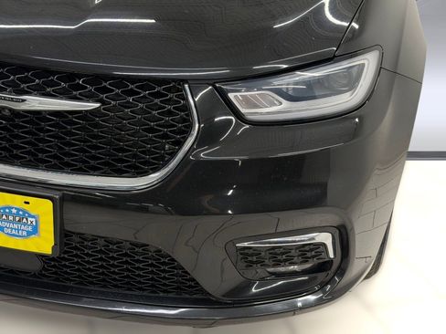Used 2023 Chrysler Pacifica Touring-L FWD image 9