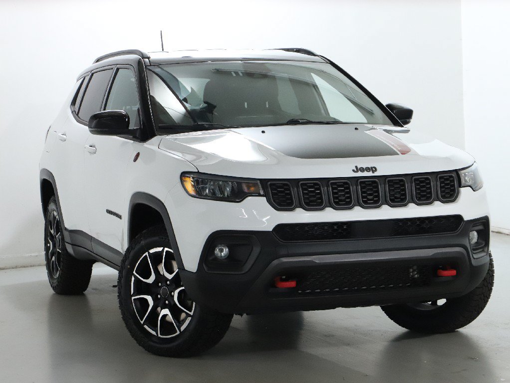 Used 2025 Jeep Compass Trailhawk AWD/4WD image 2