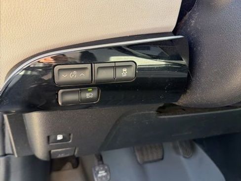 Used 2017 Toyota Prius Two w/ Carpet Mat Package FWD image 17