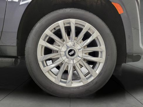 Used 2024 Cadillac Escalade ESV Premium Luxury image 4