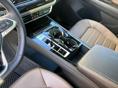 Certified 2025 Volkswagen Atlas SEL image 17