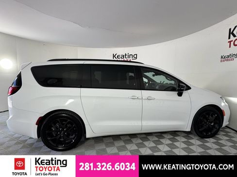 Used 2025 Chrysler Pacifica Limited FWD image 4