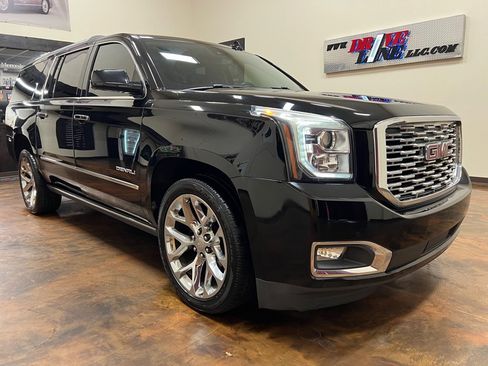 Used 2020 GMC Yukon XL Denali w/ Denali Premium Package RWD image 3
