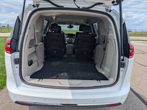 Used 2022 Chrysler Pacifica Touring-L FWD image 9