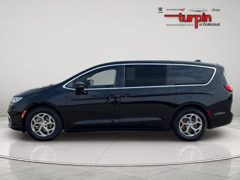 Used 2024 Chrysler Pacifica Limited w/ Trailer Tow Group FWD image 2